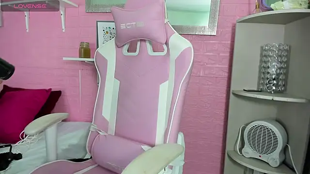 hanna  azumi online show from November 16, 2025, 1:43 am