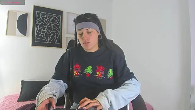  sharlotte777 online show from February 24, 2026, 2:07 pm