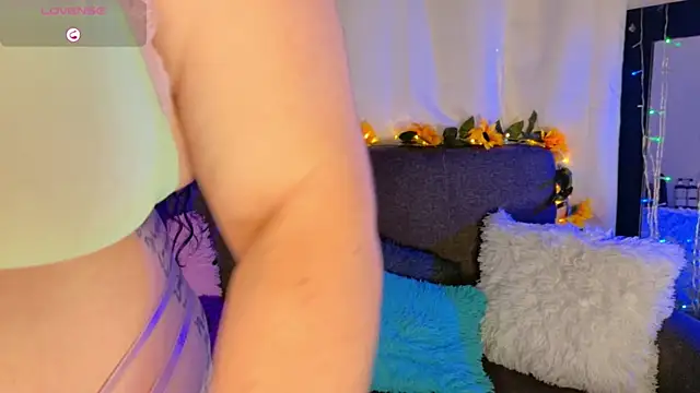 lunitaa0 online show from February 13, 2026, 3:06 am