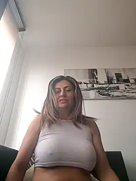 Latiinvenushot online show from February 3, 2026, 4:12 pm