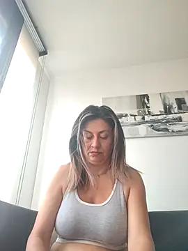 Latiinvenushot online show from March 8, 2026, 12:41 pm