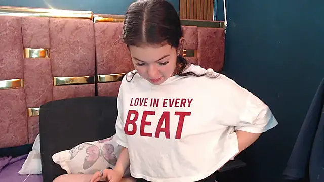 lilimini032 online show from April 14, 2026, 8:03 pm