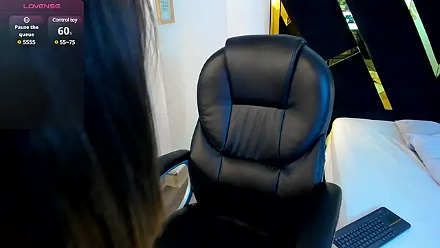 ninfomaria  online show from February 5, 2025, 9:07 pm