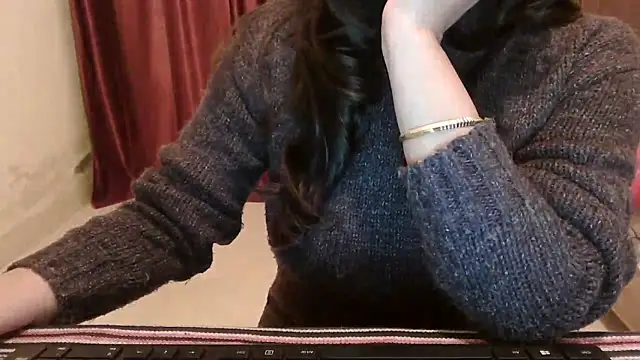 ANANYA-TIWARI online show from December 16, 2025, 2:32 pm