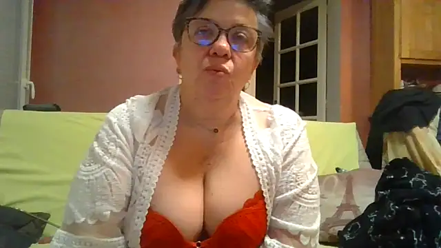 Snapshot of Vandeae44 chatting on February 18, 2026, 8:49 pm Vandeae44 online show from February 18, 2026, 8:49 pm