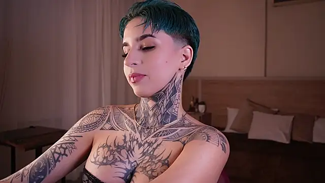 Snapshot of AliceShazaham_ chatting on February 2, 2025, 6:04 am AliceShazaham  online show from February 2, 2025, 6:04 am