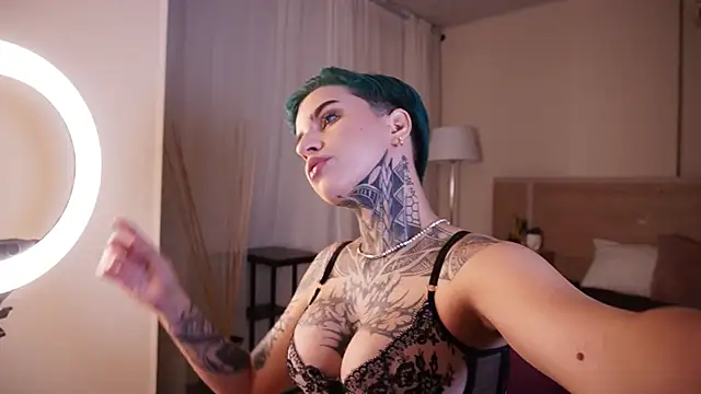 Snapshot of AliceShazaham_ chatting on February 7, 2025, 6:14 am AliceShazaham  online show from February 7, 2025, 6:14 am