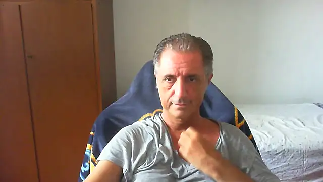 Snapshot of lliuk70mi chatting on July 6, 2026, 12:23 pm lliuk70mi online show from July 6, 2026, 12:23 pm