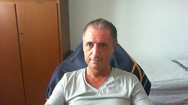 Snapshot of lliuk70mi chatting on June 4, 2026, 11:37 am lliuk70mi online show from June 4, 2026, 11:37 am