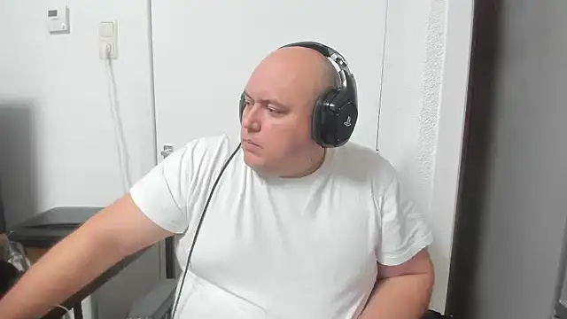 Snapshot of BigromeoXX chatting on December 27, 2024, 7:03 pm BigromeoXX online show from December 27, 2024, 7:03 pm