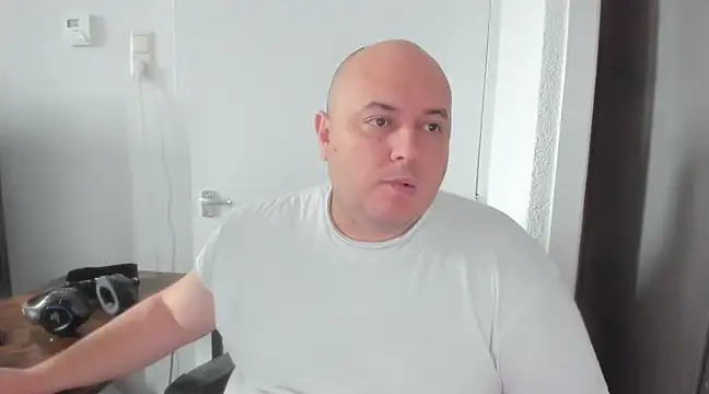 Snapshot of BigromeoXX chatting on February 15, 2025, 12:01 pm BigromeoXX online show from February 15, 2025, 12:01 pm