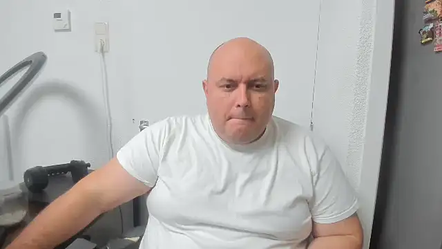 Snapshot of BigromeoXX chatting on November 18, 2025, 8:23 pm BigromeoXX online show from November 18, 2025, 8:23 pm