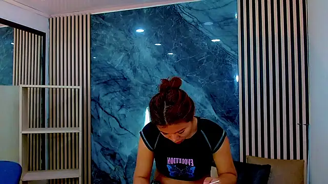 Isalombardi online show from October 5, 2025, 3:08 am