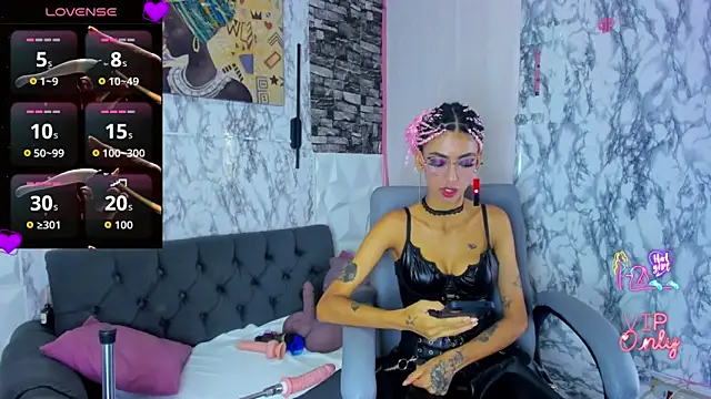 Snapshot of Queen_Cuarxxo chatting on April 19, 2026, 12:55 am Queen Cuarxxo online show from April 19, 2026, 12:55 am