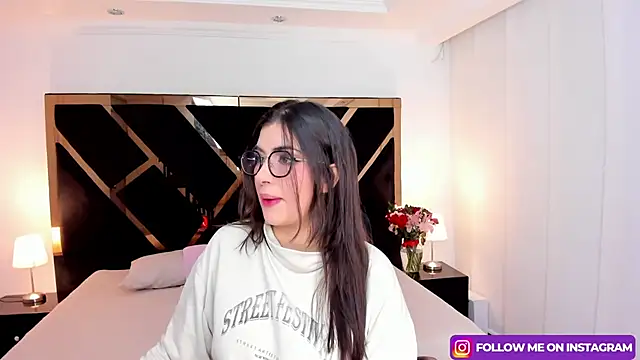Snapshot of Amelie_saenz chatting on March 13, 2025, 7:50 pm Amelie saenz online show from March 13, 2025, 7:50 pm