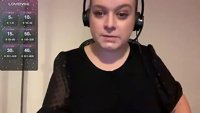 NaughtyWifeUK online show from November 28, 2025, 4:07 pm