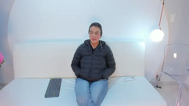 Ada Monroe10 online show from January 13, 2026, 1:37 pm