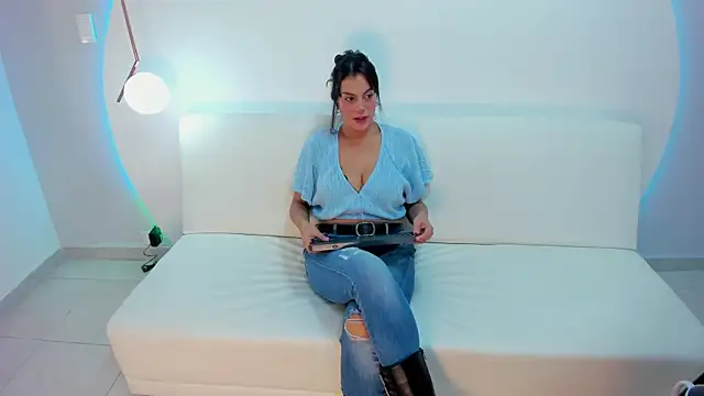 Ada Monroe10 online show from December 5, 2025, 1:53 pm