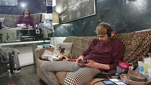 Doggyray44 online show from February 18, 2025, 11:30 pm