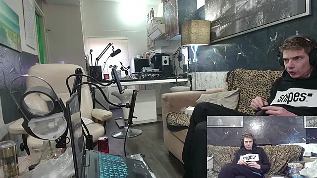 Doggyray44 online show from February 6, 2025, 2:37 pm