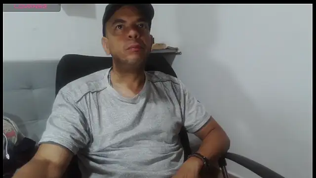 latinmartin73 online show from April 19, 2026, 5:19 am