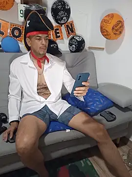 latinmartin73 online show from October 29, 2025, 11:47 pm