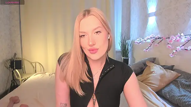 Emma  Leee online show from April 5, 2026, 1:01 am