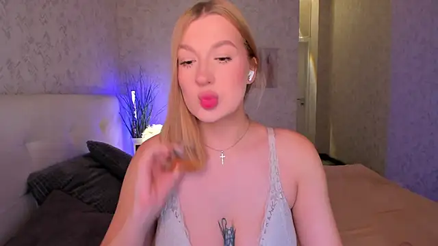 Emma  Leee online show from November 18, 2025, 12:59 am