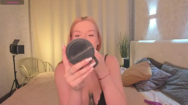 Emma  Leee online show from March 25, 2026, 1:06 am