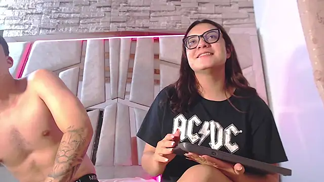Snapshot of mia_and_austin chatting on February 7, 2025, 5:52 am mia and austin online show from February 7, 2025, 5:52 am