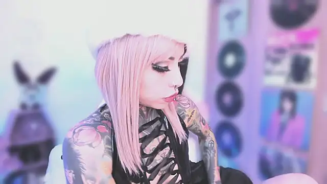 NikkiRamone online show from December 19, 2025, 11:23 am