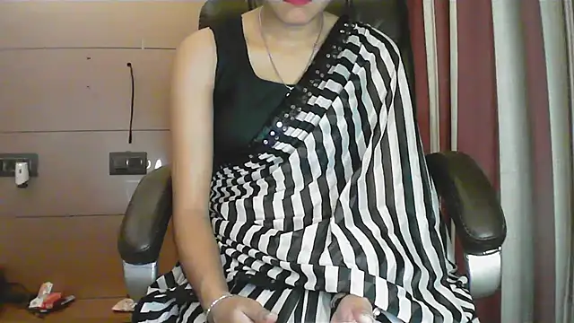 collage hoty online show from November 27, 2025, 4:40 pm