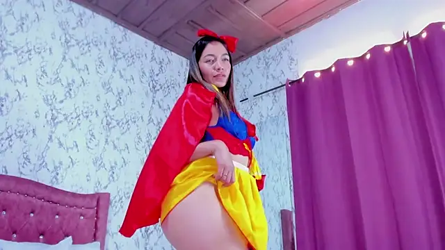 Mia Malkovaa  online show from October 31, 2025, 4:25 pm