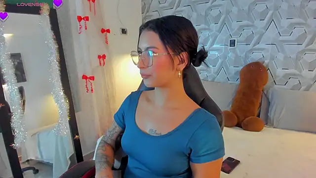 Sophiee Hill online show from April 8, 2026, 7:10 am