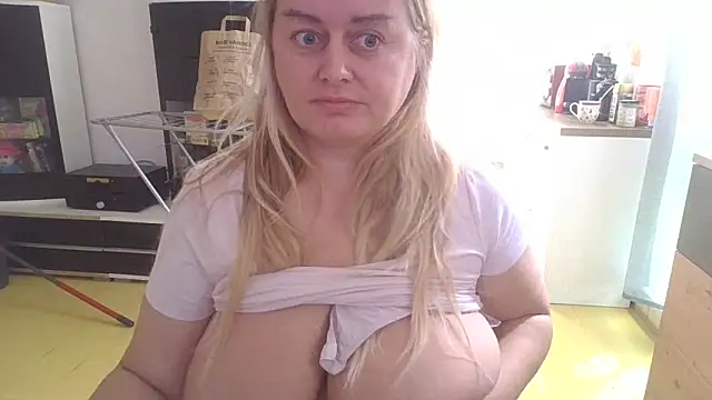 Snapshot of Meliss_Official9 chatting on March 20, 2025, 9:26 am Meliss Official9 online show from March 20, 2025, 9:26 am