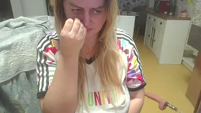 Snapshot of Meliss_Official9 chatting on February 7, 2026, 10:18 pm Meliss Official9 online show from February 7, 2026, 10:18 pm