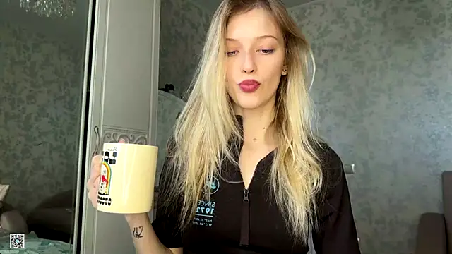 Evvie Summn1 online show from October 25, 2025, 8:02 am