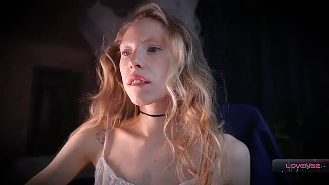 Snapshot of _Phantom_thread_ chatting on December 3, 2025, 10:25 am Phantom thread online show from December 3, 2025, 10:25 am