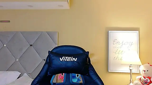 IsaValencia online show from September 10, 2025, 2:49 pm