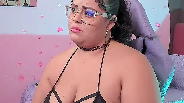 Snapshot of juli_2tyes chatting on July 7, 2026, 7:23 am juli 2tyes online show from July 7, 2026, 7:23 am