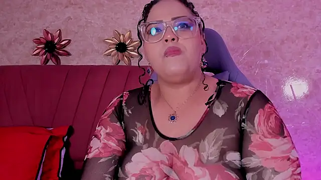 Snapshot of juli_2tyes chatting on October 24, 2025, 4:22 am juli 2tyes online show from October 24, 2025, 4:22 am