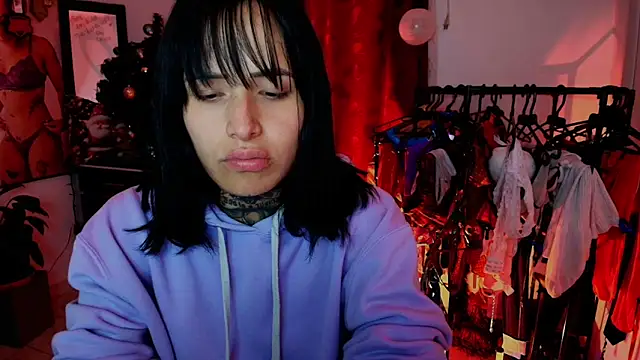 TinnaDawsom online show from December 17, 2025, 2:05 am