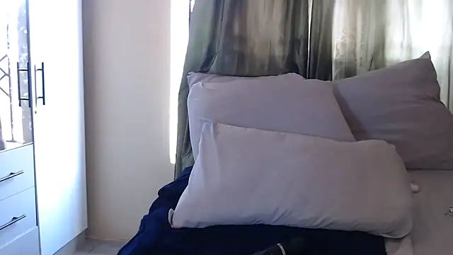 Snapshot of Foxybrownxx1 chatting on February 1, 2026, 6:44 am Foxybrownxx1 online show from February 1, 2026, 6:44 am