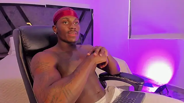 Snapshot of EthanTravis_ chatting on February 21, 2025, 9:32 pm EthanTravis  online show from February 21, 2025, 9:32 pm