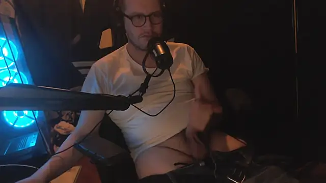 chicostick413 online show from November 29, 2025, 4:01 am