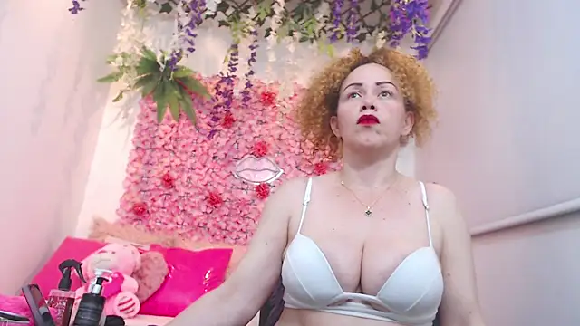 BLONDE SEXYHOT online show from November 5, 2025, 11:41 pm