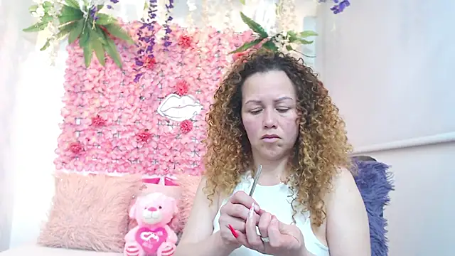 BLONDE SEXYHOT online show from November 19, 2025, 12:21 am