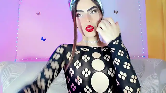 TatiGil online show from June 4, 2026, 8:24 pm