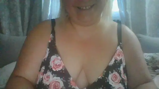 Snapshot of IvannaMystique chatting on June 17, 2026, 5:34 pm IvannaMystique online show from June 17, 2026, 5:34 pm
