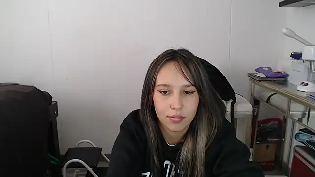 Skarlet Adams28 online show from March 6, 2025, 5:54 pm